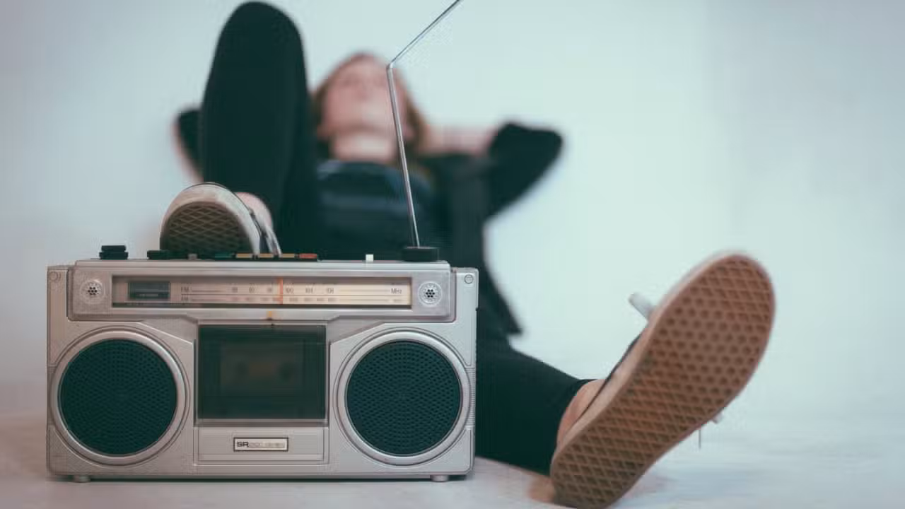 Rádio antigo, pessoa escutando música - pixabay.com