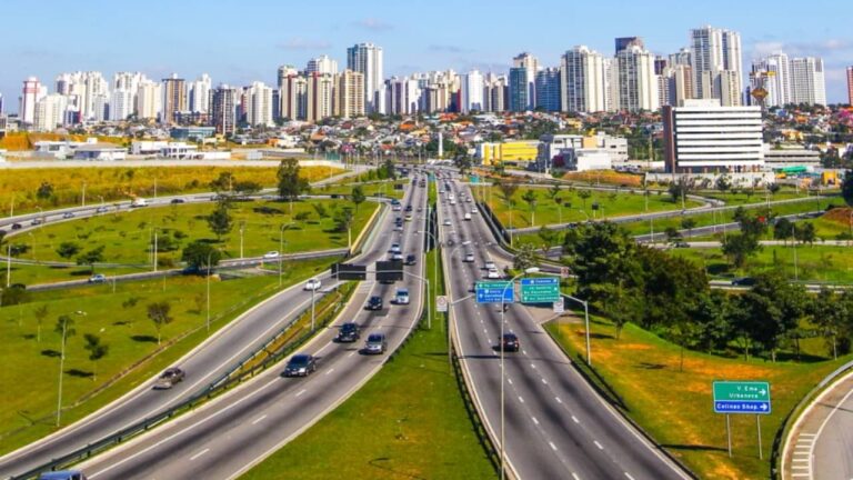 Rodovia movimentada em São José dos Campos - Divulgação