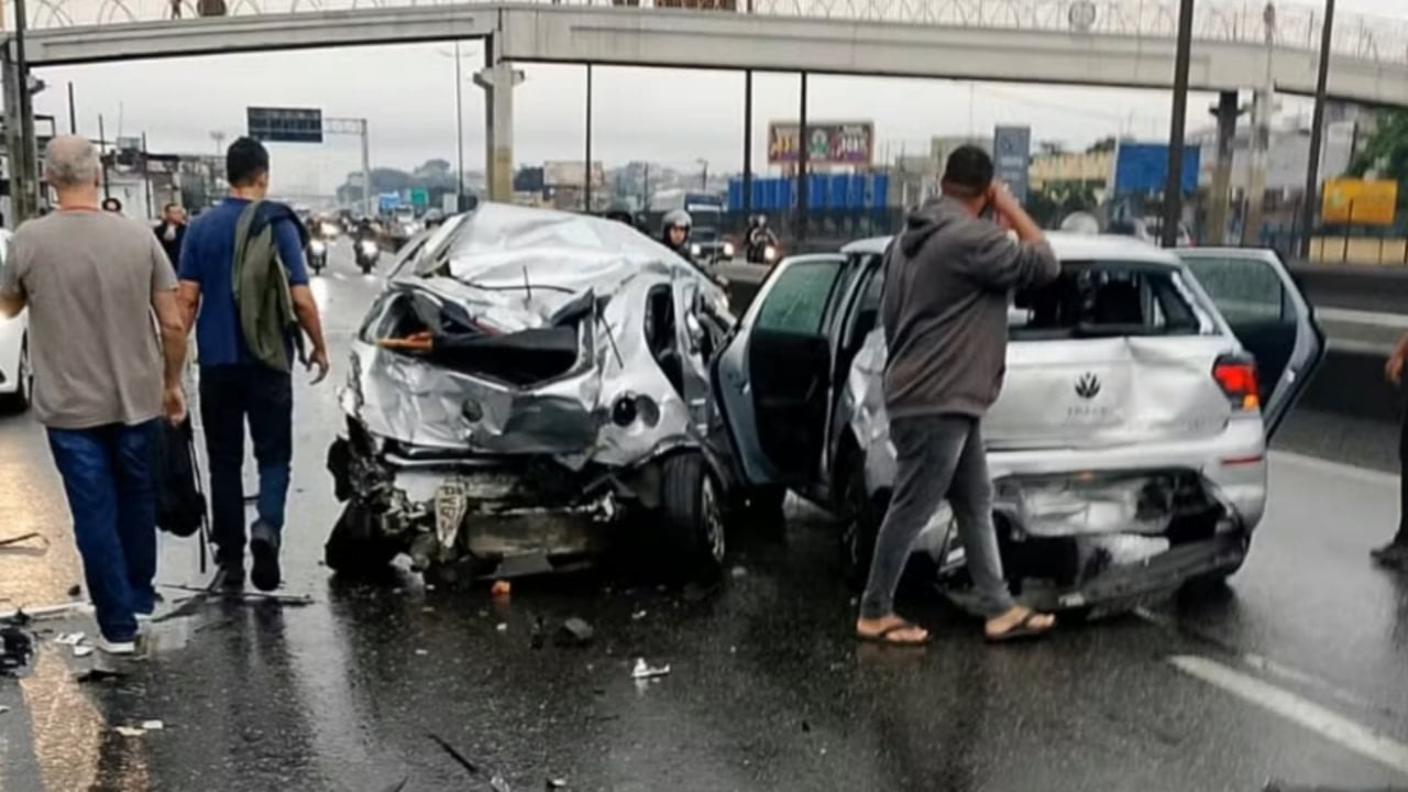 Rodovia Presidente Dutra (BR-116) é fechada após grave acidente com ao menos 10 carros - Globo