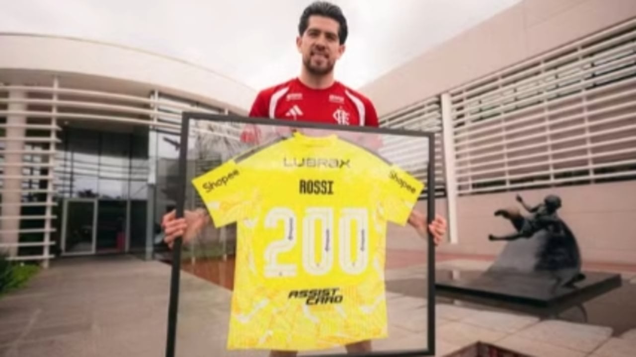 Rossi ganha quadro com camisa pelos 200 jogos no Flamengo - Adriano Fontes / Flamengo