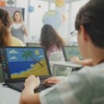 Sala de aula, tecnologia, alunos e professora - Frame Stock Footage/shutterstock.com