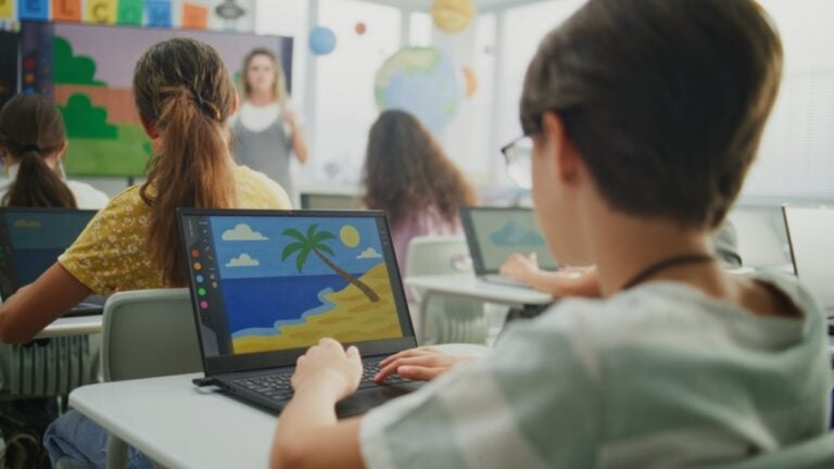 Sala de aula, tecnologia, alunos e professora - Frame Stock Footage/shutterstock.com