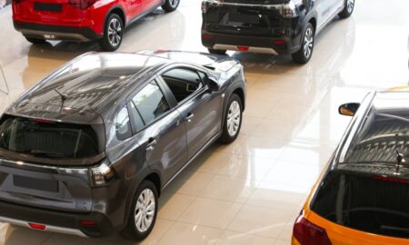 Salão de carros novos - New Africa/ shutterstock.com