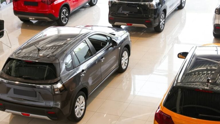 Salão de carros novos - New Africa/ shutterstock.com