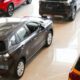 Salão de carros novos - New Africa/ shutterstock.com