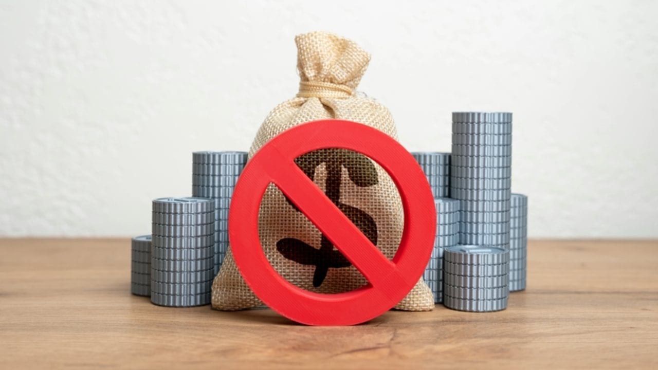 sinal de proibição, moedas empilhadas, finança, economia - Andrii Yalanskyi/shutterstock.com