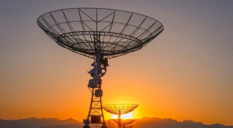 Sistema Solar sinal de rádio - bjdlzx/istockphoto.com