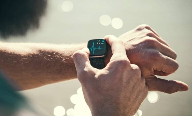 smartwatch com frequência cardíaca - Nastasic/istockphoto.com