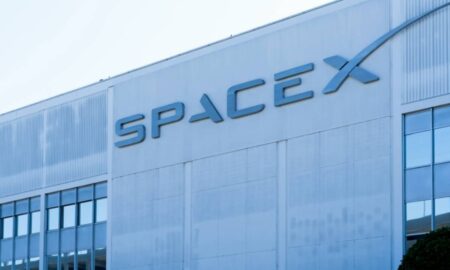 SpaceX - JHVEPhoto/ istockphoto.com