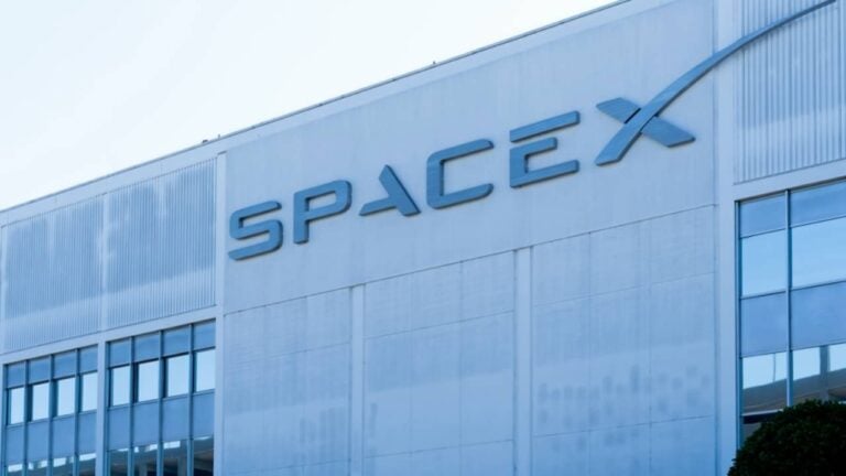SpaceX - JHVEPhoto/ istockphoto.com