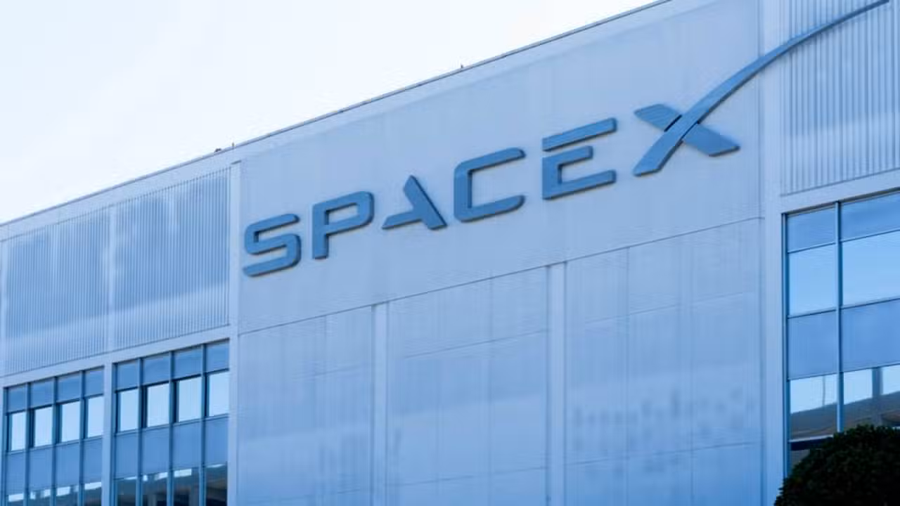SpaceX - JHVEPhoto/ istockphoto.com
