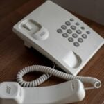 Telefone fixo - CuteCharacters / shutterstock.com