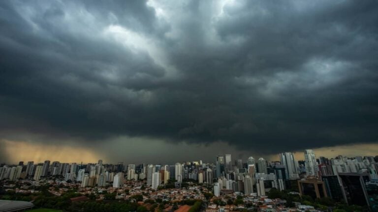 Tempestade, nuvens carregadas - Ranimiro Lotufo Neto/ istockphoto.com