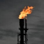 Tocha de gás de fogo, refinaria - IZZ HAZEL/ shutterstock.com