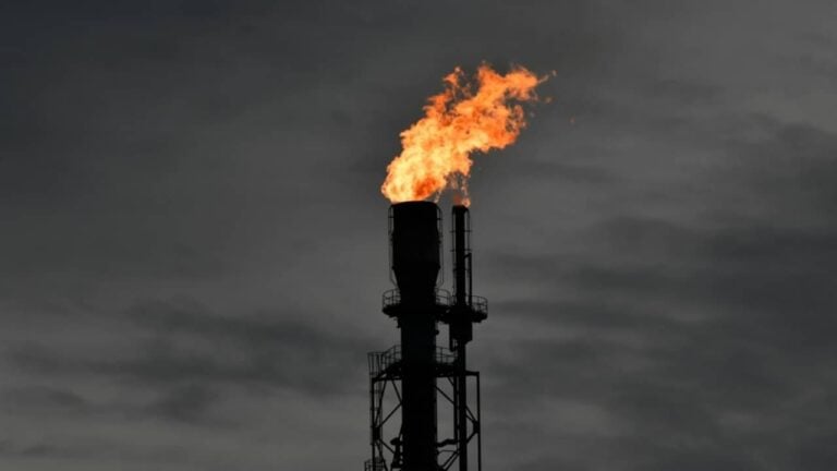 Tocha de gás de fogo, refinaria - IZZ HAZEL/ shutterstock.com
