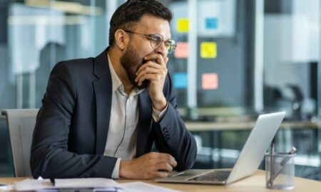 Trabalho em escritório, homem bocejando - Liubomyr Vorona/ istockphoto.com