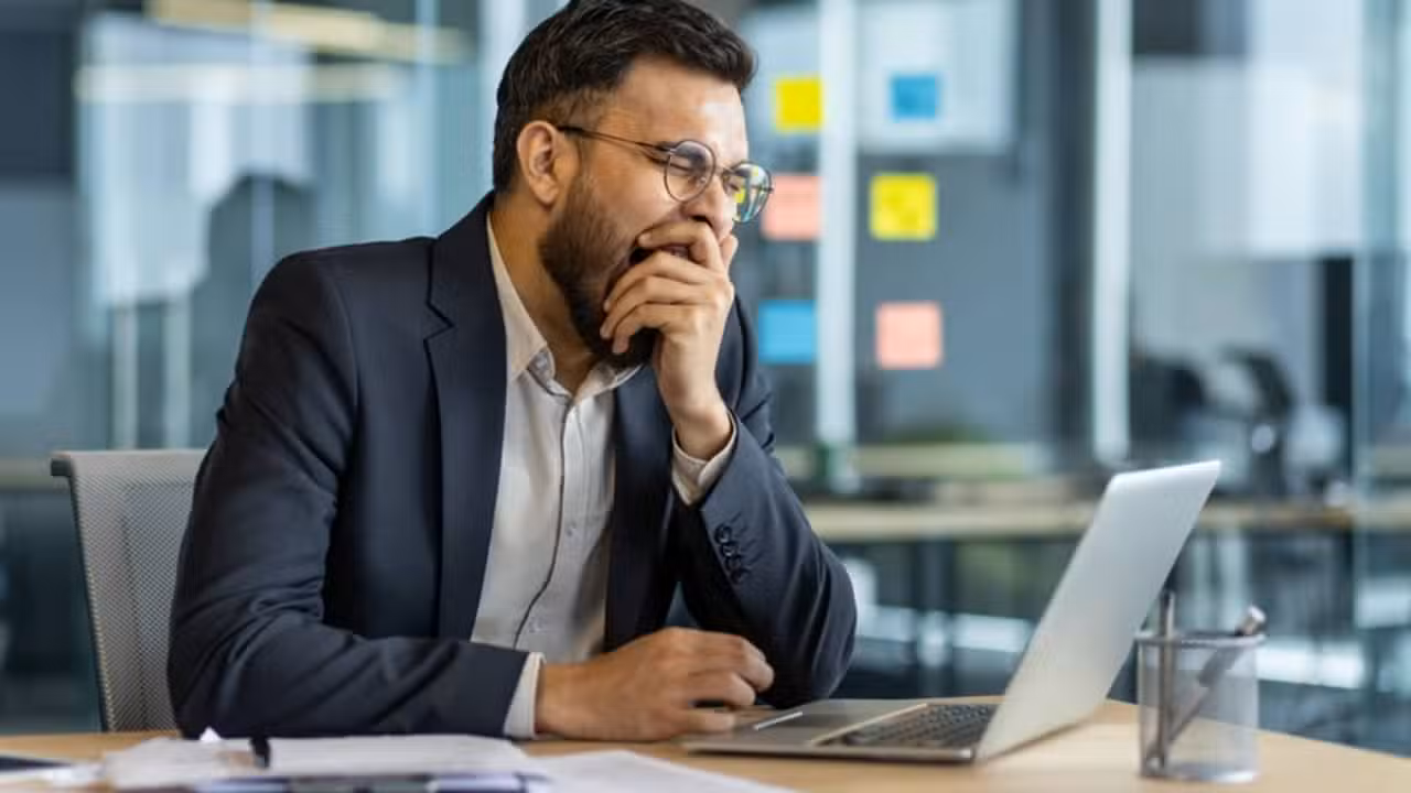 Trabalho em escritório, homem bocejando - Liubomyr Vorona/ istockphoto.com