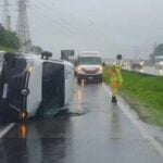 Van tomba na Dutra altura de São José dos Campos - Divulgação/PRF