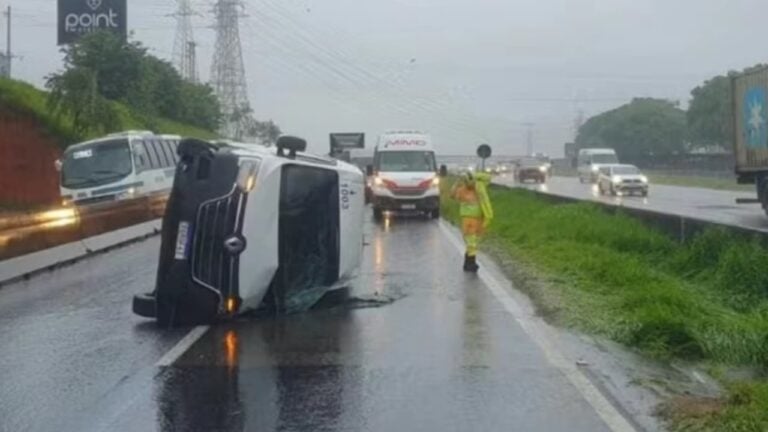 Van tomba na Dutra altura de São José dos Campos - Divulgação/PRF