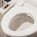Vaso sanitário de alta tecnologia com bidê automático - KenSoftTH/shutterstock.com