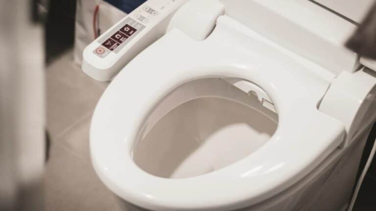 Vaso sanitário de alta tecnologia com bidê automático - KenSoftTH/shutterstock.com