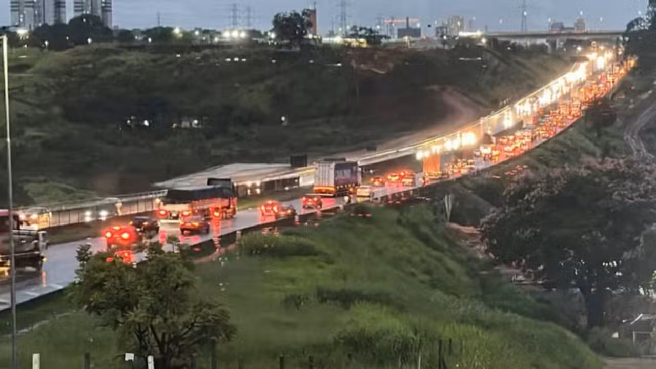 Via Dutra, em São José dos Campos - Bruna Capasciutti/TV Vanguarda