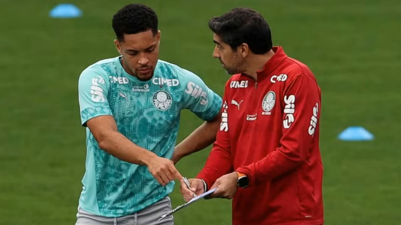 Vitor Roque conversa com Abel Ferreira - Cesar Greco / Palmeiras