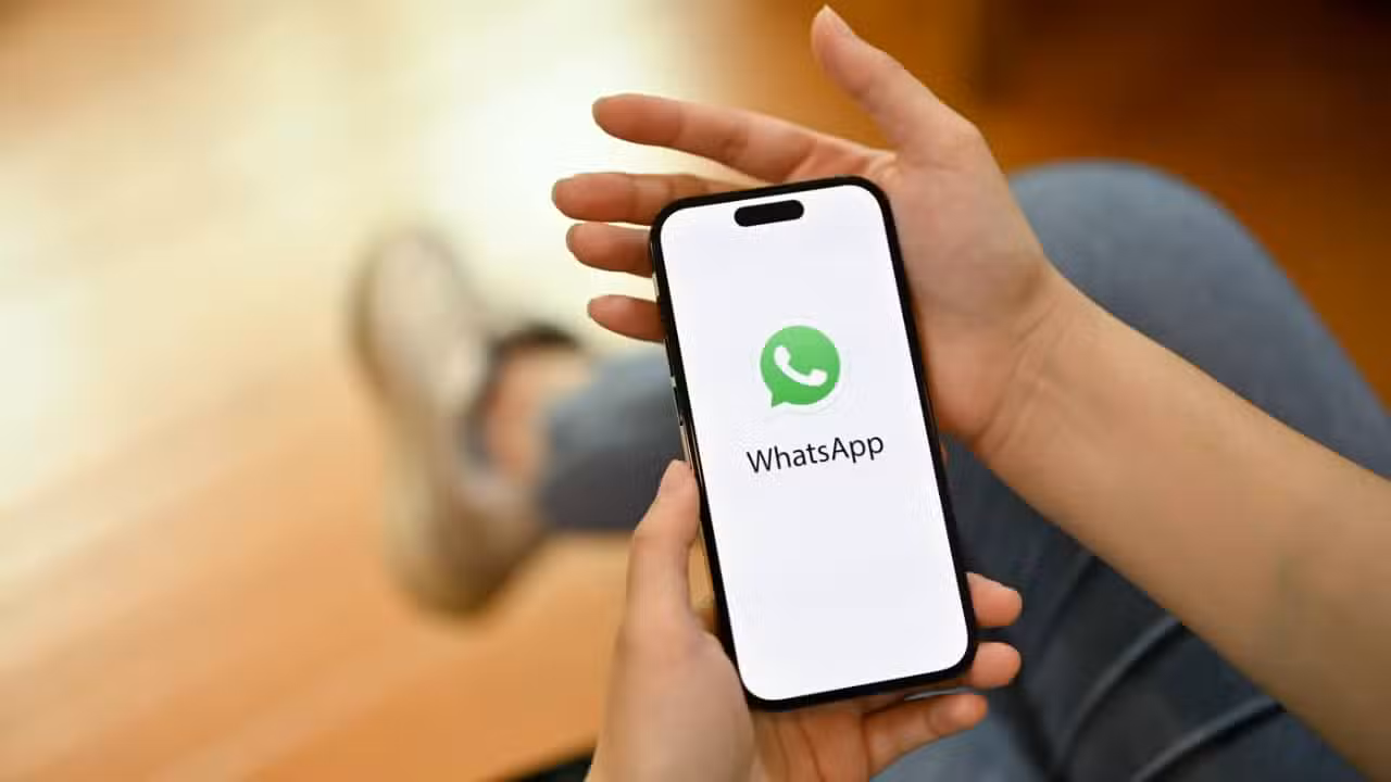 WhatsApp - BongkarnGraphic / shutterstock.com