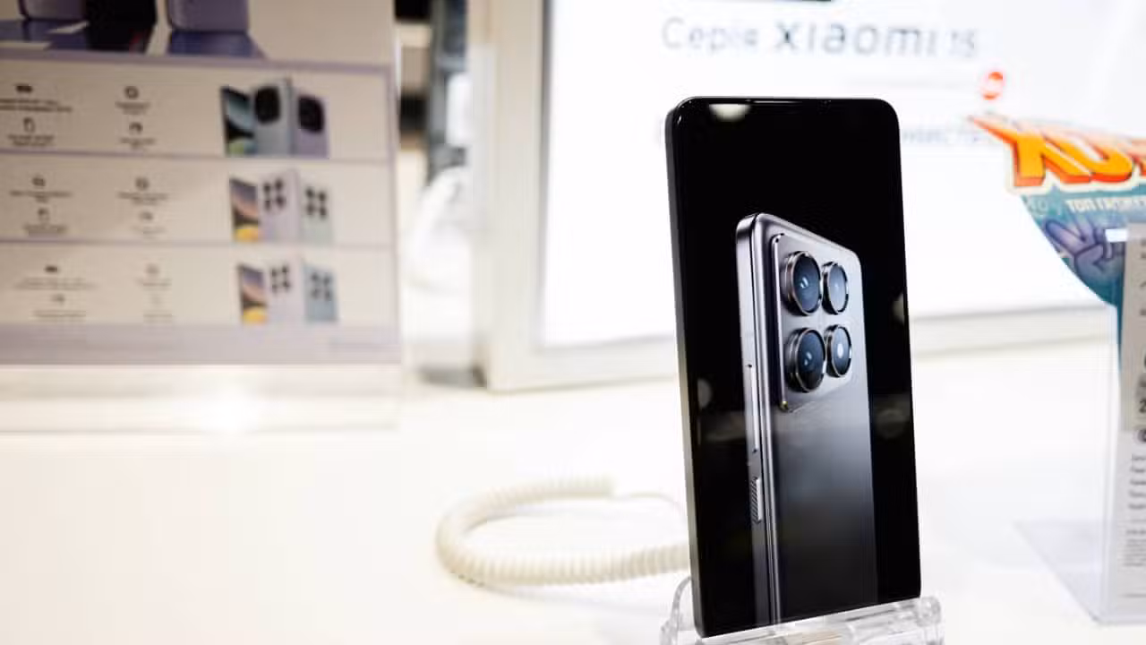 Xiaomi 15 - AS project / shutterstock.com